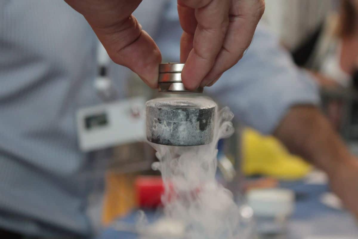 Los materiales superconductores tienen varias características que son interesantes y únicas (Techopedia/Canva). 