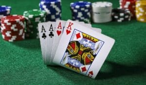 qué es un trío en póker y cómo funciona