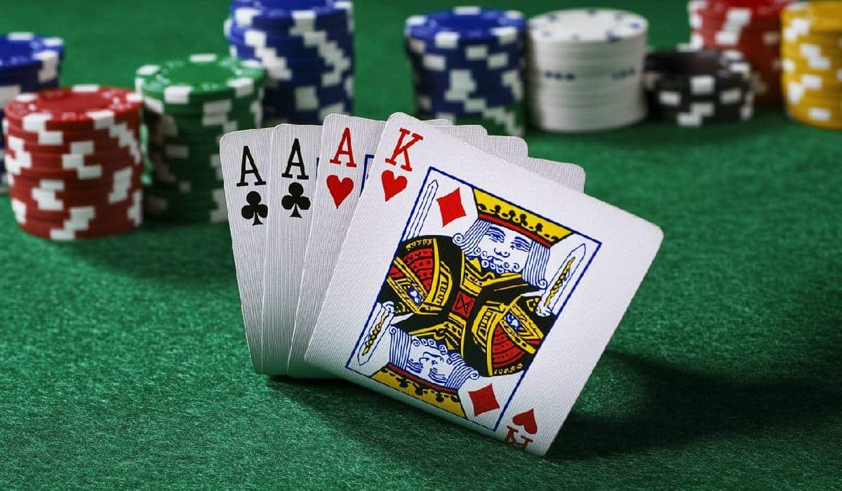 qué es un trío en póker y cómo funciona