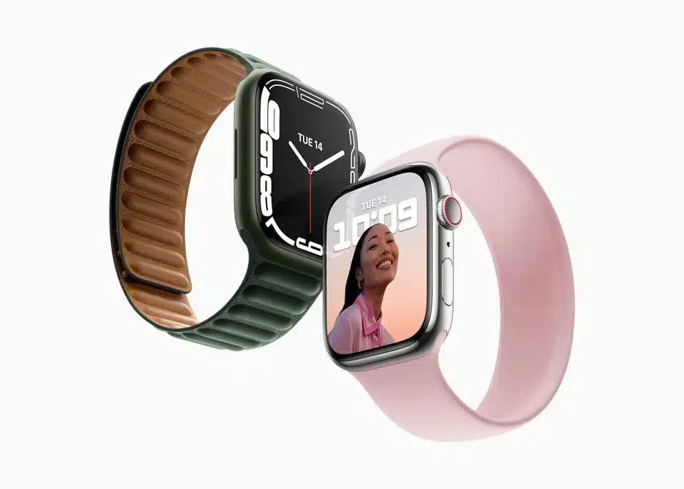 Apple Watch Serie 7. Bildet av en svart og en rosa smartklokke
