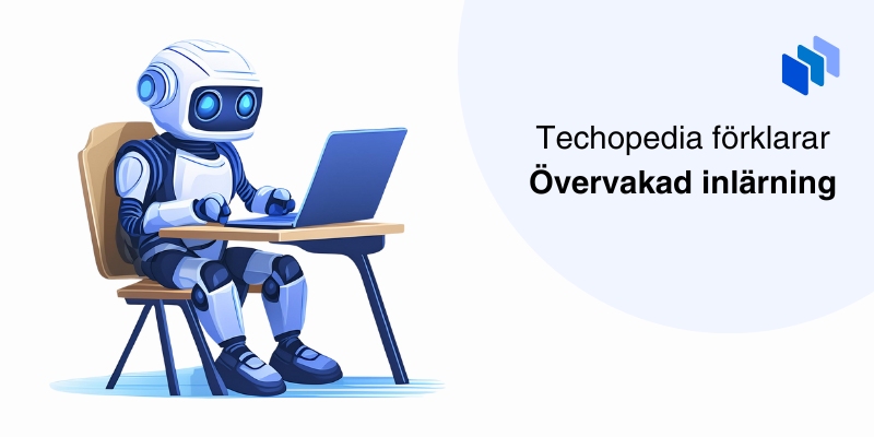 En robot som sitter vid ett skrivbord och använder en bärbar dator med texten Techopedia förklarar Övervakad inlärning.