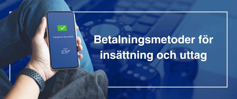 Person som håller upp mobil för betalning på utländskt casino.