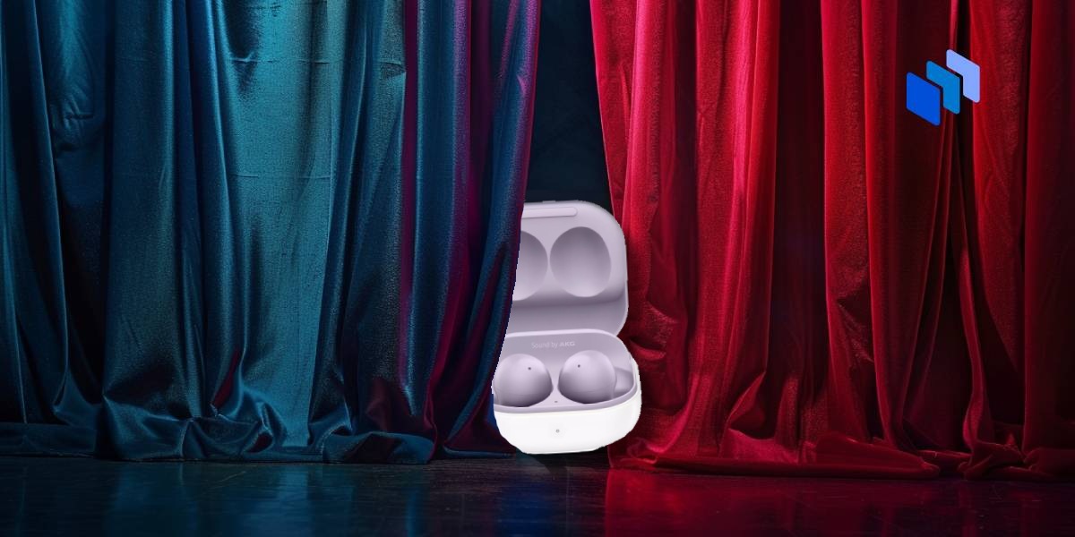 Samsung Galaxy Buds 3 visas bakom blå och röda sammetsgardiner, redo att lanseras.
