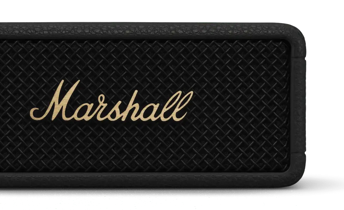 Framsidan av en svart Marshall Emberton III-högtalare med guldlogotyp och texturerat galler.
