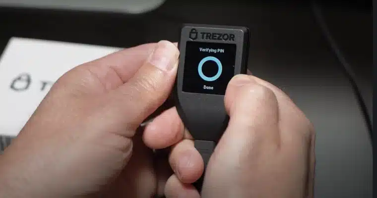 Trezor-hårdvaruplånbok används för att verifiera PIN-kod, vilket ger extra säkerhet för Exodus Wallet.