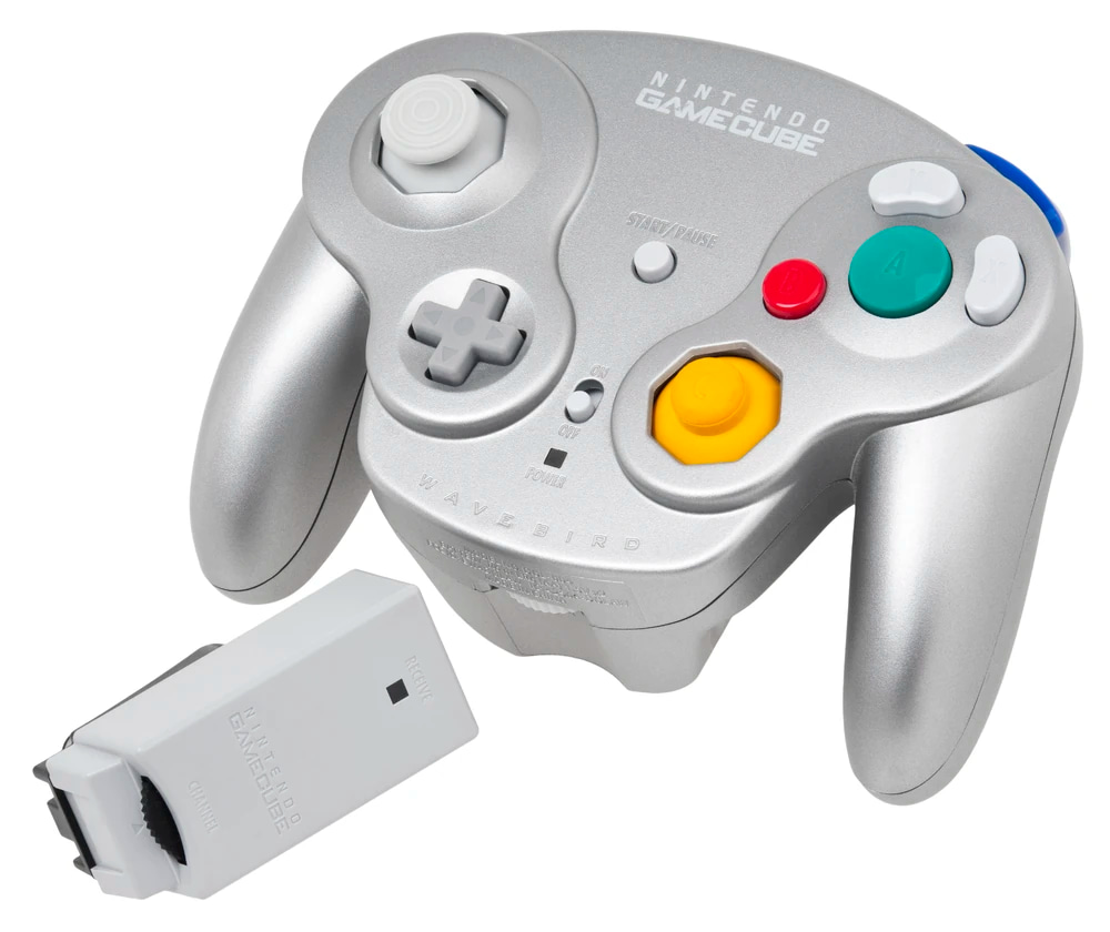 Bild av en Nintendo GameCube WaveBird, en trådlös spelkontroll i silverfärg.