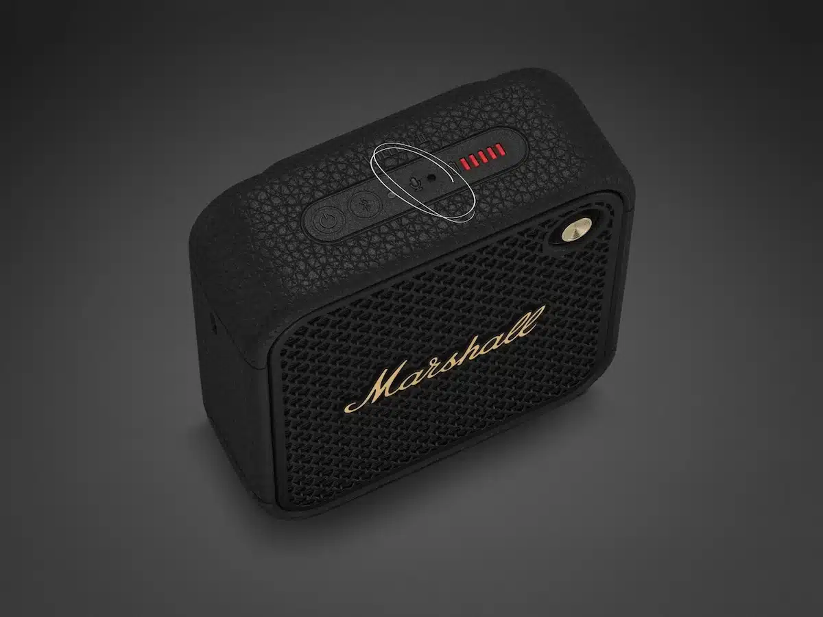 Svart Marshall Willen II-högtalare med guldlogotyp, visar kontrollpanelen med strömknapp och batteriindikator.
