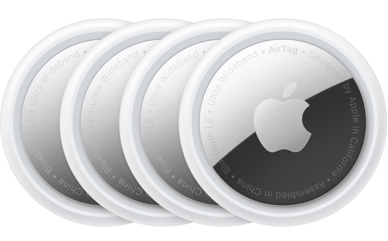 Ett fyrpack Apple AirTags som visas från sidan med Apples logotyp tydligt synlig på varje tag.