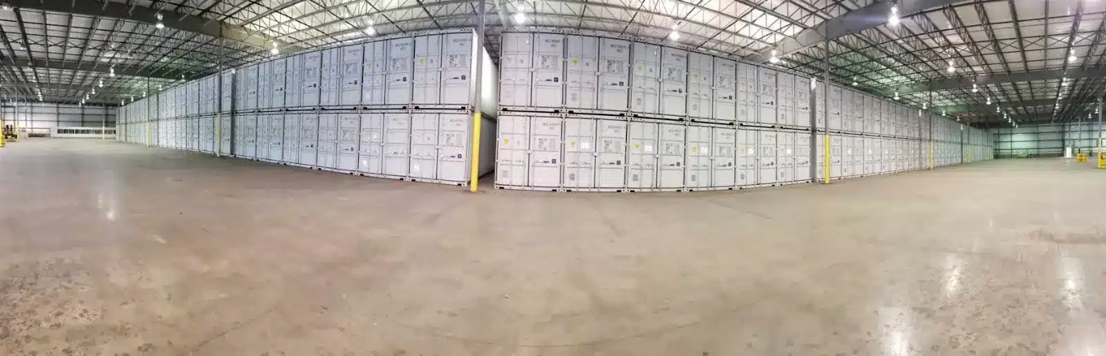 Stort lager med containrar som förvarar fysiska böcker hos Internet Archive.