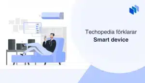 Man styr smarta enheter i hemmet från soffan, med texten Techopedia förklarar Smart device.
