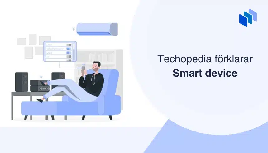 Man styr smarta enheter i hemmet från soffan, med texten Techopedia förklarar Smart device.