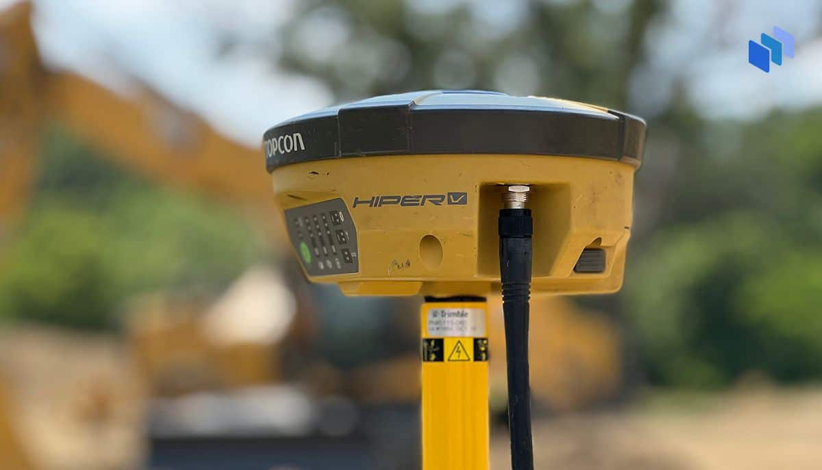 GNSS positioning mast aiding in construction