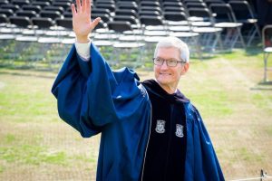 Fuqua alumnus and Apple CEO Tim Cook addresses Duke students.