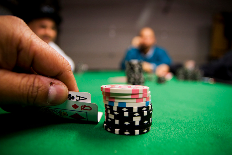what is straddle in poker? close up of hole cards