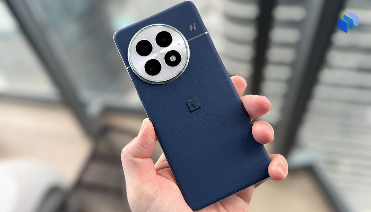 The backplate of the OnePlus 13