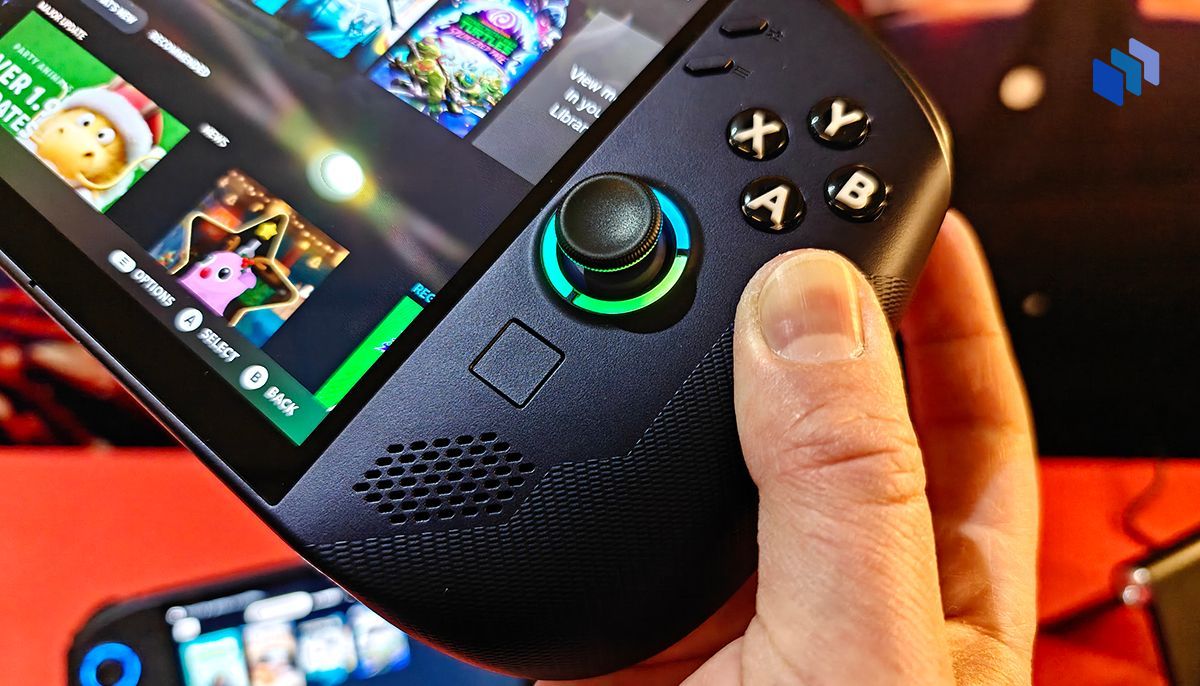 Analogue sticks, familiar buttons, and even a tiny trackpad